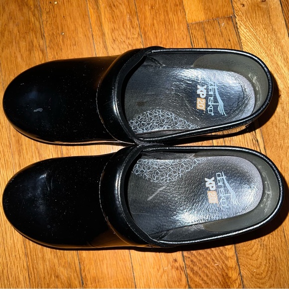 Dansko XP 2.0 Black Patent Clogs Size 38. Great used condition - Picture 4 of 8
